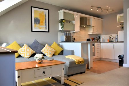 Holiday Accommodation Stratford upon Avon Bard's Nest lounge kitchen